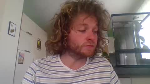 Snapshot of tworoardsdiverge chatting on June 5, 2026, 3:07 pm tworoardsdiverge online show from June 5, 2026, 3:07 pm