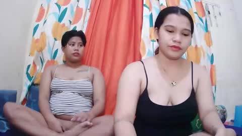 Snapshot of twowetcuties chatting on February 7, 2025, 11:45 pm Lyn and lea online show from February 7, 2025, 11:45 pm
