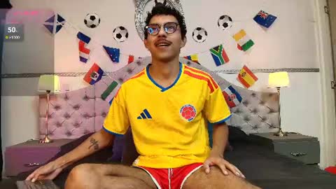 Snapshot of twunkmiguel chatting on July 4, 2026, 2:18 am TwunkMiguel online show from July 4, 2026, 2:18 am