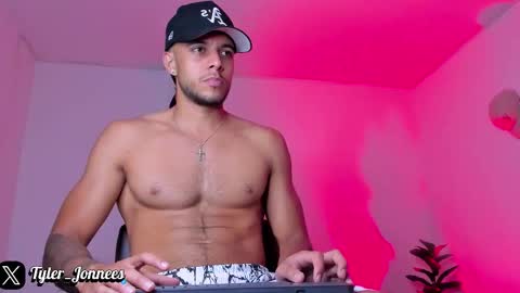 Snapshot of tyler_jonnes chatting on October 29, 2025, 1:52 am Tyler online show from October 29, 2025, 1:52 am