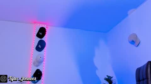 Snapshot of tyler_jonnes chatting on November 25, 2025, 12:21 am Tyler online show from November 25, 2025, 12:21 am