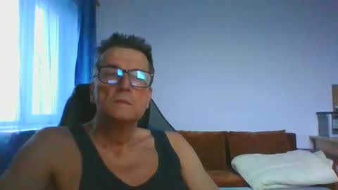 ulmeni4 online show from November 25, 2025, 6:13 am