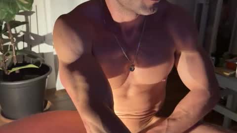 Um CM online show from April 19, 2026, 12:33 am