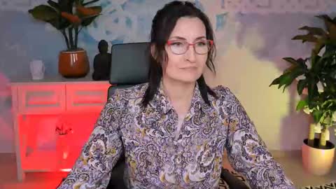 UnaTera online show from October 31, 2025, 9:10 am