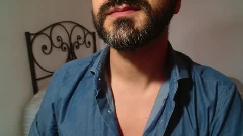 Snapshot of under_thedesk chatting on October 25, 2025, 4:24 pm Giov online show from October 25, 2025, 4:24 pm