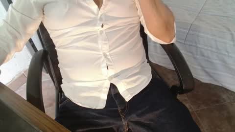 Snapshot of under_thedesk chatting on November 1, 2025, 10:06 am Giov online show from November 1, 2025, 10:06 am