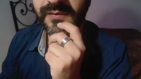 Snapshot of under_thedesk chatting on November 16, 2025, 8:47 pm Giov online show from November 16, 2025, 8:47 pm