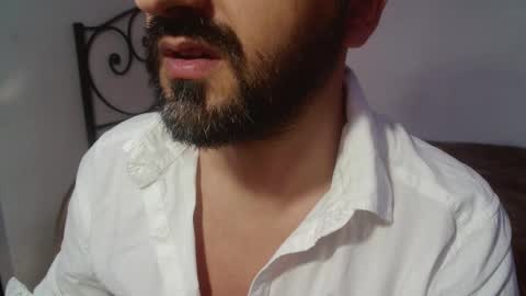 Snapshot of under_thedesk chatting on November 17, 2025, 3:07 pm Giov online show from November 17, 2025, 3:07 pm