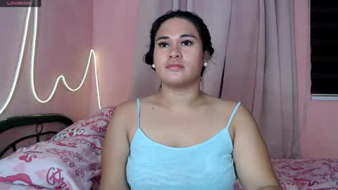 Snapshot of ur_baby_rebbecca chatting on May 1, 2026, 12:43 pm SINGLE online show from May 1, 2026, 12:43 pm