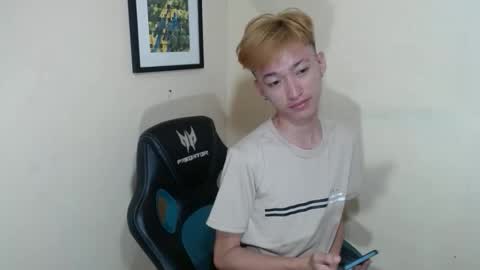 urasian_femboyxxx online show from April 20, 2026, 1:03 pm