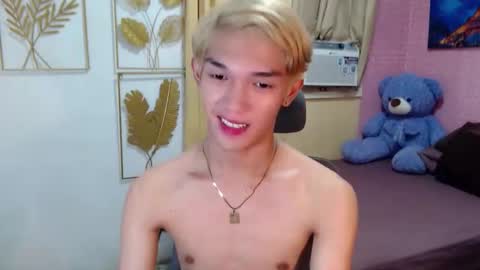 urasian_john20 online show from April 12, 2026, 5:51 pm