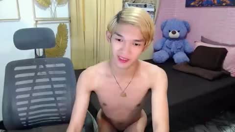 urasian_john20 online show from May 18, 2026, 4:07 am