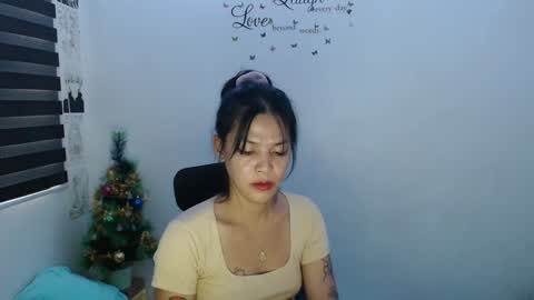Snapshot of urpreciouspinayxxx chatting on December 13, 2024, 2:43 am hi im kim online show from December 13, 2024, 2:43 am