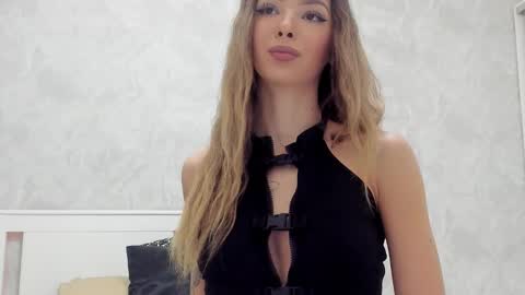 Mia online show from October 27, 2025, 8:51 am