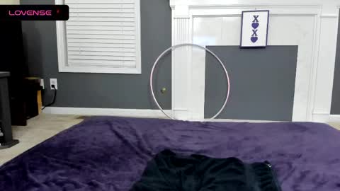 Snapshot of v_plays chatting on June 8, 2026, 1:28 am V online show from June 8, 2026, 1:28 am