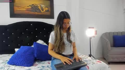 Vahiolet smith online show from December 5, 2025, 3:37 am