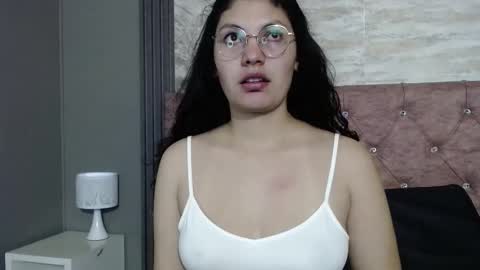 Snapshot of vainilla_cam chatting on February 3, 2026, 1:59 am Vainilla online show from February 3, 2026, 1:59 am