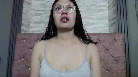 Snapshot of vainilla_cam chatting on February 6, 2026, 2:05 am Vainilla online show from February 6, 2026, 2:05 am