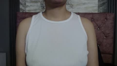 Snapshot of vainilla_cam chatting on February 13, 2026, 1:45 am Vainilla online show from February 13, 2026, 1:45 am