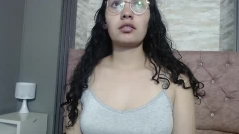 Snapshot of vainilla_cam chatting on February 15, 2026, 9:11 pm Vainilla online show from February 15, 2026, 9:11 pm