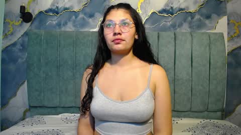 Snapshot of vainilla_cam chatting on April 18, 2026, 2:04 am Vainilla online show from April 18, 2026, 2:04 am