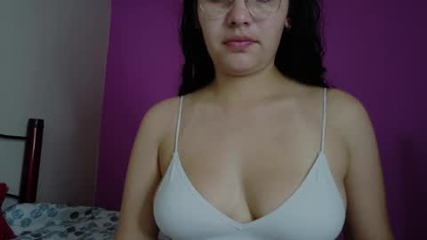 Snapshot of vainilla_cam chatting on May 2, 2026, 12:15 am Vainilla online show from May 2, 2026, 12:15 am
