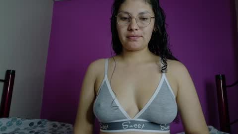 Snapshot of vainilla_cam chatting on May 4, 2026, 1:23 am Vainilla online show from May 4, 2026, 1:23 am