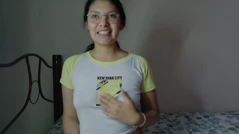Snapshot of vainilla_cam chatting on May 13, 2026, 12:24 pm Vainilla online show from May 13, 2026, 12:24 pm