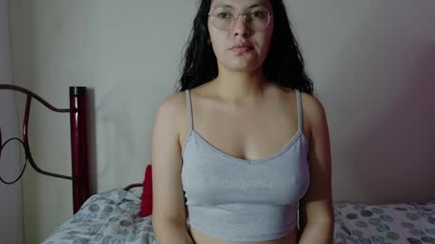Snapshot of vainilla_cam chatting on May 15, 2026, 2:29 am Vainilla online show from May 15, 2026, 2:29 am