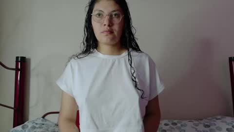 Snapshot of vainilla_cam chatting on May 20, 2026, 1:23 am Vainilla online show from May 20, 2026, 1:23 am