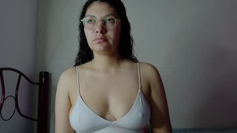 Snapshot of vainilla_cam chatting on May 24, 2026, 2:05 am Vainilla online show from May 24, 2026, 2:05 am