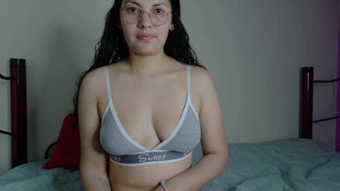 Snapshot of vainilla_cam chatting on May 29, 2026, 12:52 am Vainilla online show from May 29, 2026, 12:52 am