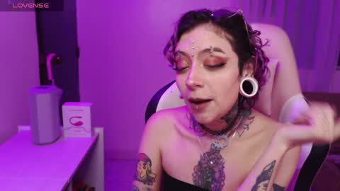 Vainilla Independent model online show from January 8, 2025, 1:32 am