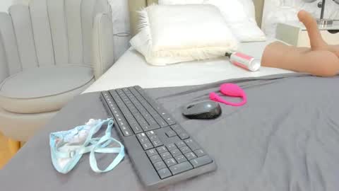 Snapshot of vaiolet__ chatting on December 2, 2024, 11:18 pm Vaiolet online show from December 2, 2024, 11:18 pm