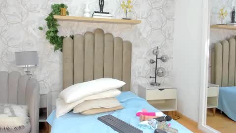 Snapshot of vaiolet__ chatting on December 30, 2024, 10:23 pm Vaiolet online show from December 30, 2024, 10:23 pm