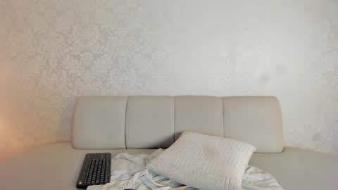 Vaiolet  online show from June 13, 2026, 9:57 pm
