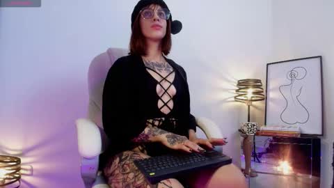 Snapshot of valengray chatting on December 21, 2025, 1:18 pm Valen online show from December 21, 2025, 1:18 pm