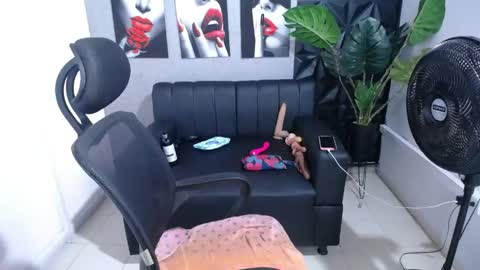Valentina  online show from May 6, 2026, 4:45 pm