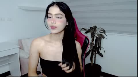 Valentina  online show from May 13, 2026, 4:43 am