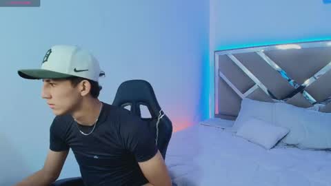 valentino_rey online show from April 15, 2026, 12:01 pm