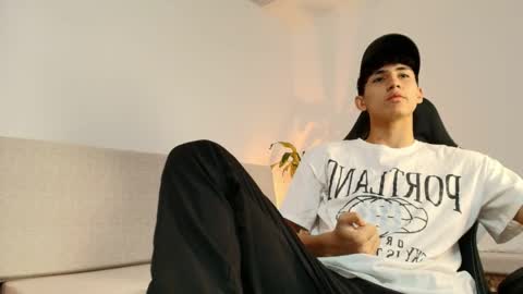 valentino_rey online show from April 27, 2026, 12:03 pm