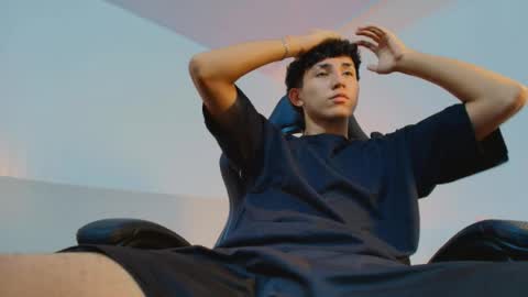 valentino_rey online show from May 26, 2026, 12:12 pm