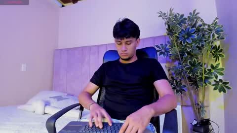 Snapshot of valentino_russo chatting on February 24, 2026, 11:30 am VALENTINO online show from February 24, 2026, 11:30 am