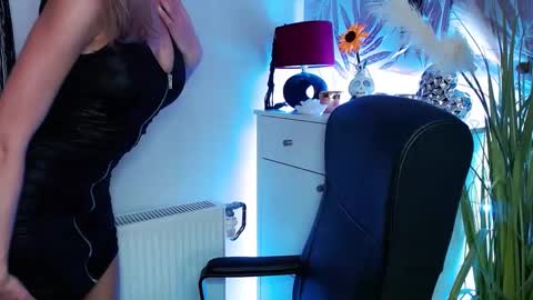 Snapshot of valerieluvsugar chatting on February 20, 2025, 11:42 am Valerie online show from February 20, 2025, 11:42 am