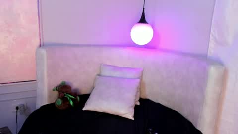 Snapshot of valeriia_moon chatting on December 13, 2024, 7:25 am Valeria GomezGMT-5 2200-0600 online show from December 13, 2024, 7:25 am
