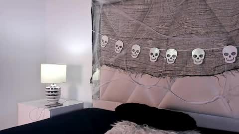 valerri_ online show from October 23, 2025, 1:10 pm