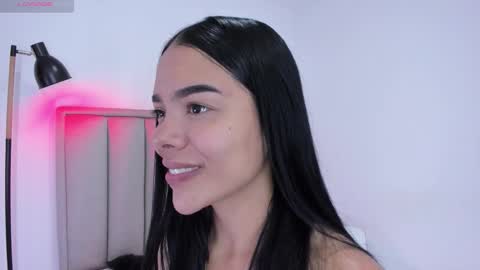 Cris  online show from November 28, 2025, 5:04 pm