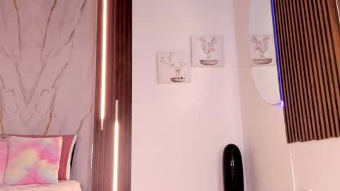 Vallolet Peach  online show from April 12, 2026, 12:10 pm