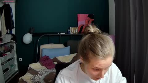 Snapshot of valorant_girl chatting on May 4, 2026, 3:19 pm Little Devil online show from May 4, 2026, 3:19 pm