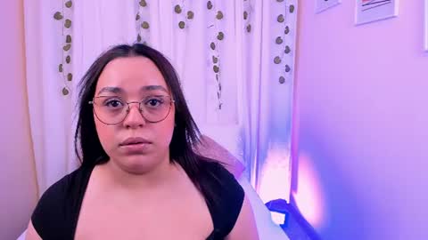 Snapshot of valreyes_ chatting on August 7, 2026, 7:38 pm Vale online show from August 7, 2026, 7:38 pm